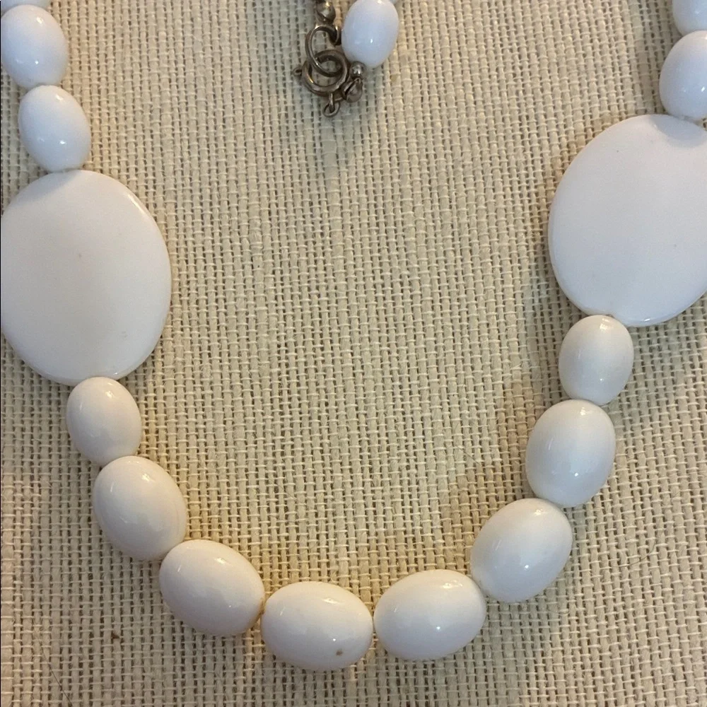 Elegant vintage White Beaded Necklace